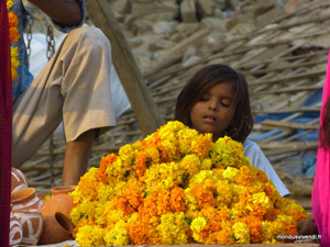 JEUNE FILLE ET FLEURS